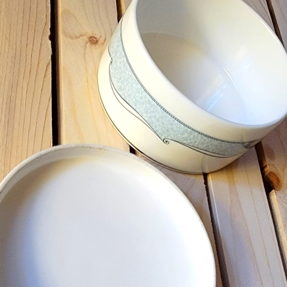 🪺 Wedgewood Venice Covered Trinket Dish - Picture 4 of 6